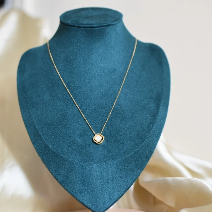 The Elegant Clover Pendant Necklace